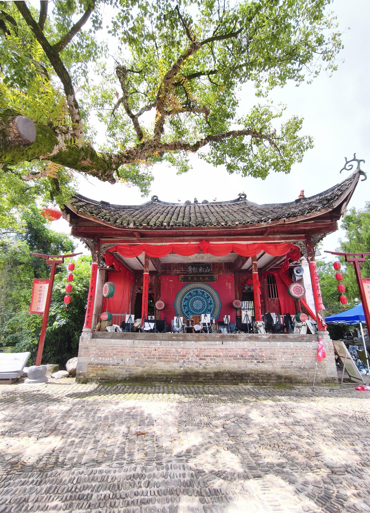 广西古戏台保存到现在还有近百座，其中钟山县21座、恭城县12座、富川县10多座、