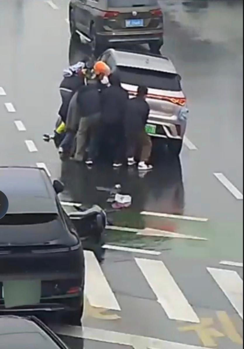 全网致敬！浙江湖州长兴警民携手60秒抬车救人，平凡善举汇聚成强大正能量 浙江湖州