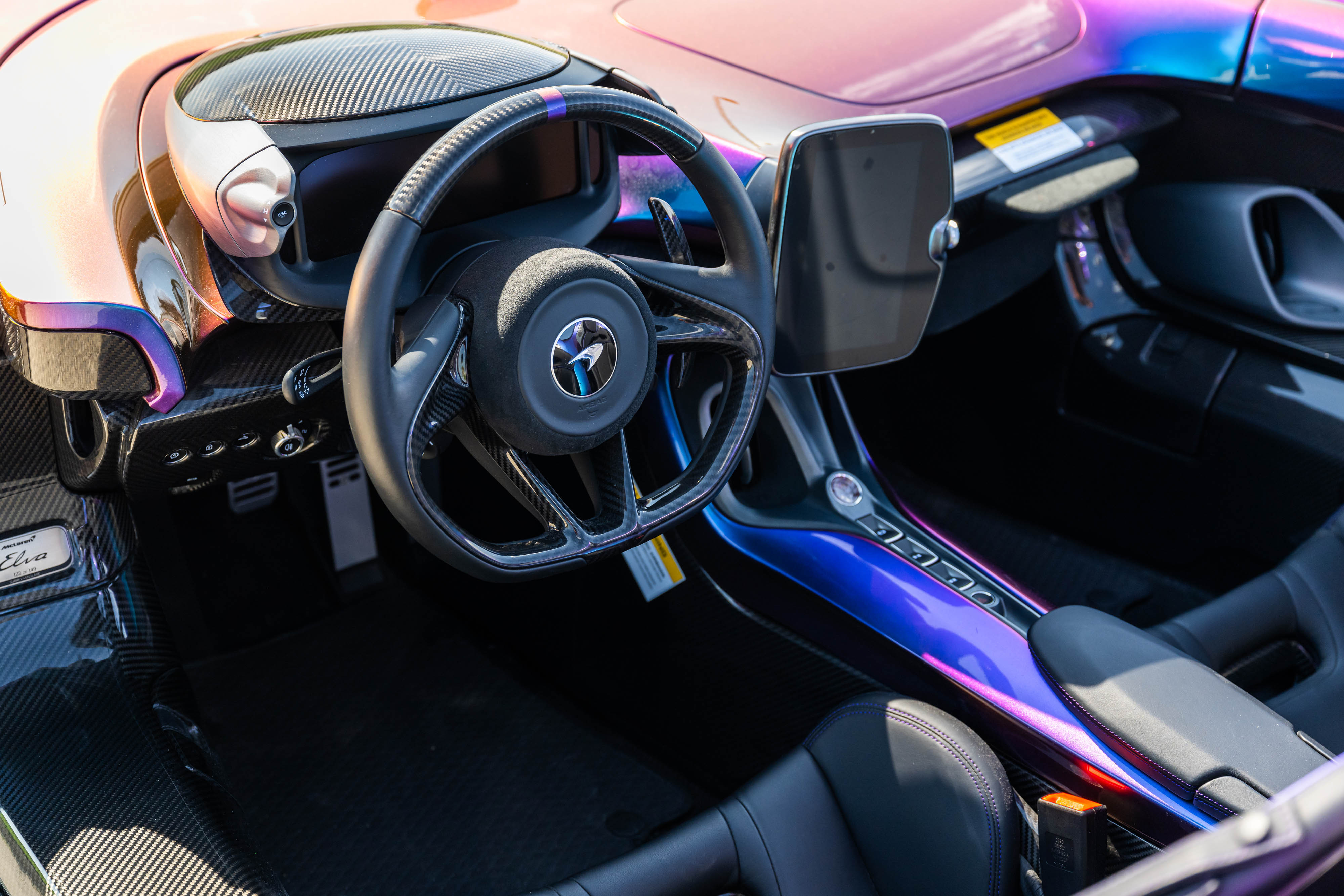 McLaren Elva搭载 4.0 升双涡轮增压 V8 发动机，产生 815 