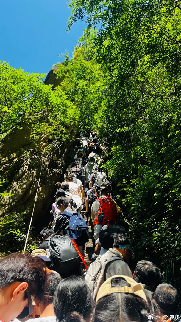 #华山千尺幢封路游客拥堵2小时#【华山险道“千尺幢”封路致登山游客拥堵2小时？景