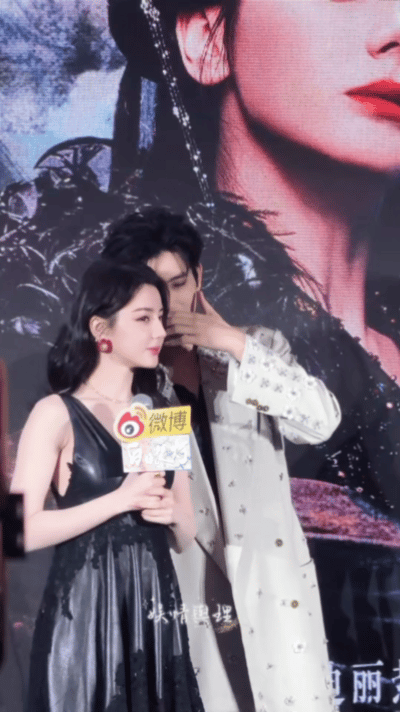 陈飞宇和迪丽热巴说悄悄话 凑近耳语温柔又暧昧，同框画面张力爆棚，甜度直接超标 
