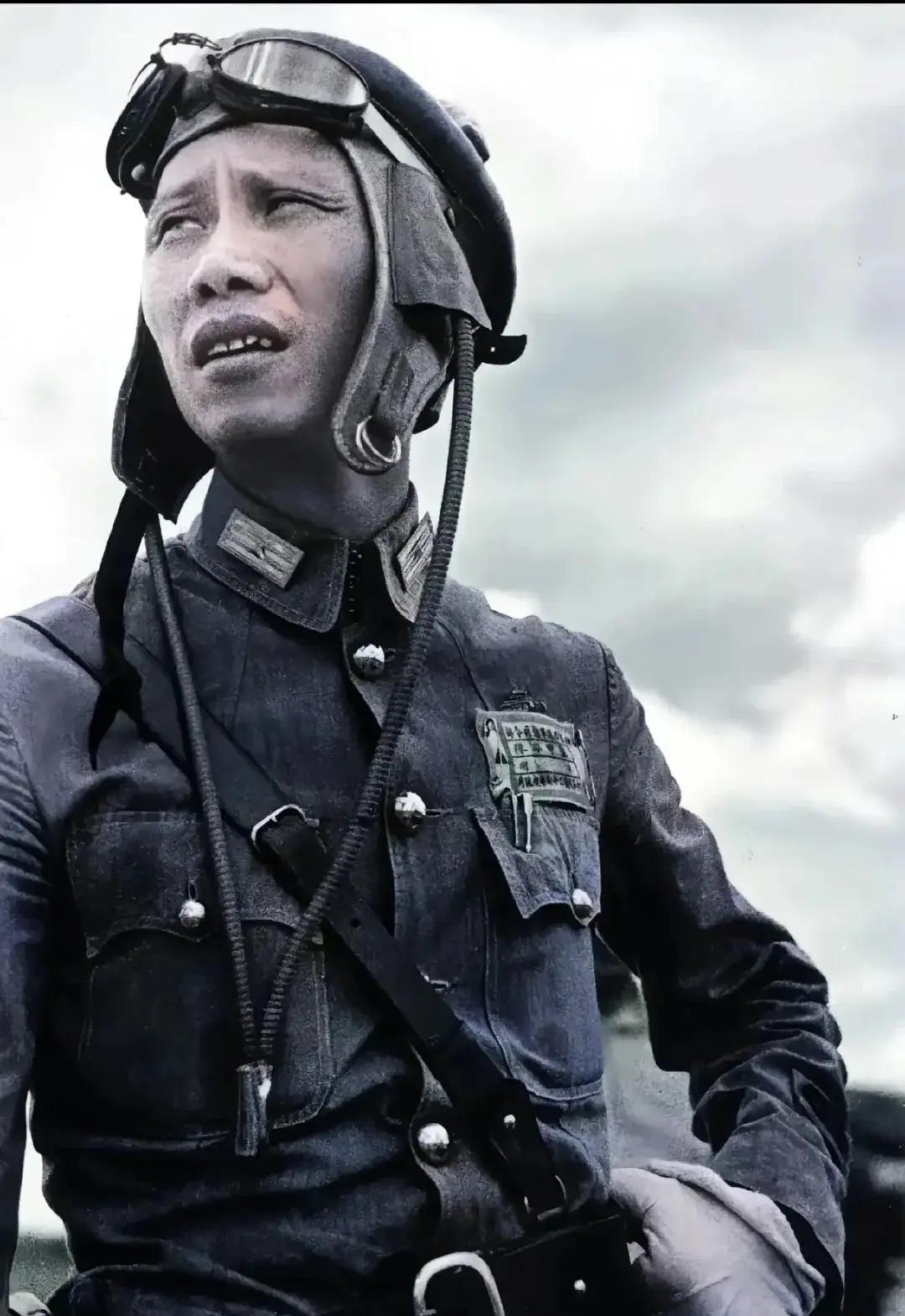 1938年血战台儿庄期间，抗战将士历史留影！该国军士兵是飞行员还是装甲兵呢？看其