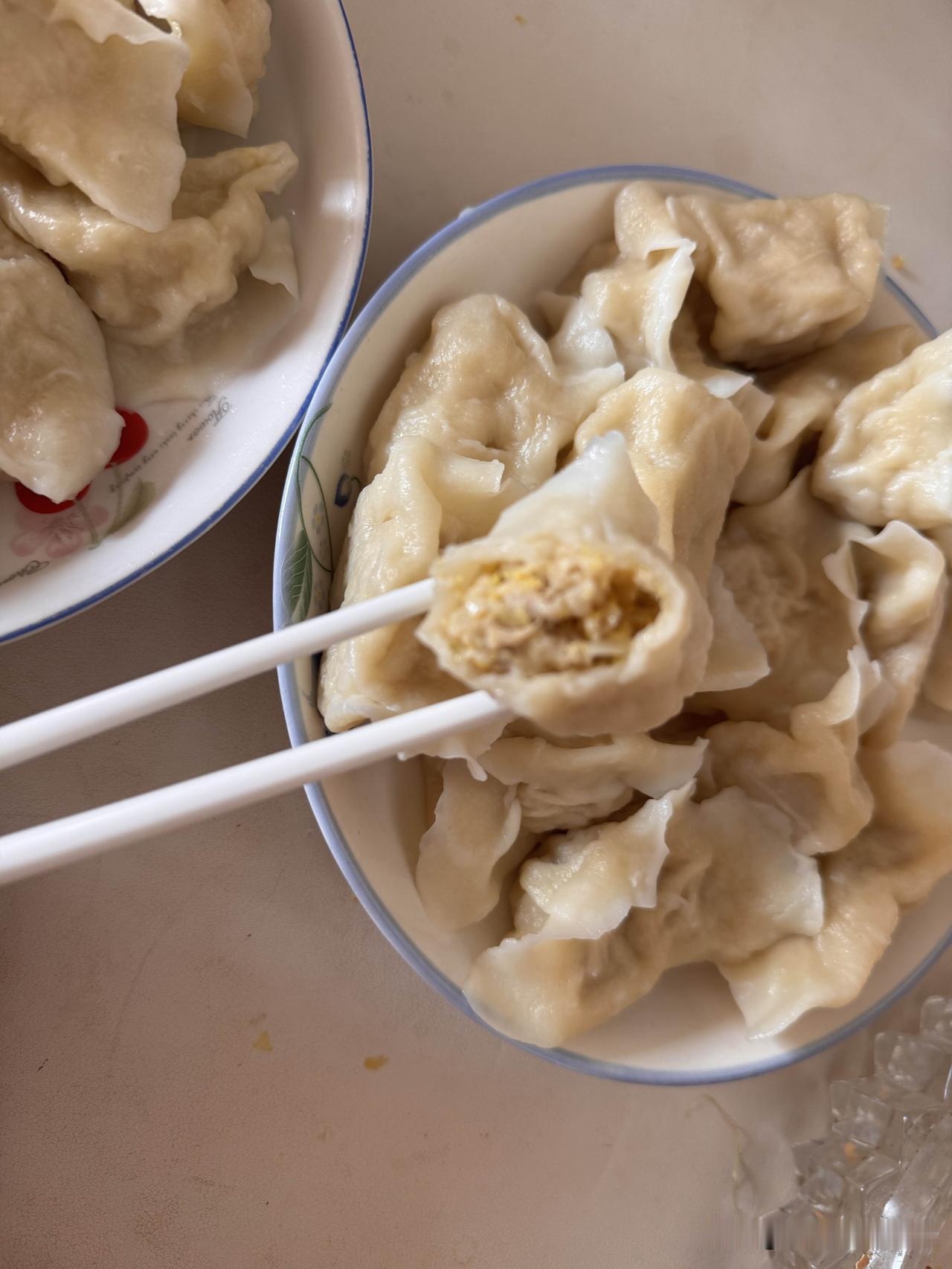 早饭，酸菜馅饺子。
昨天晚上，我就把馅料拌好，把面和好，放到冰箱的冷藏室。

早