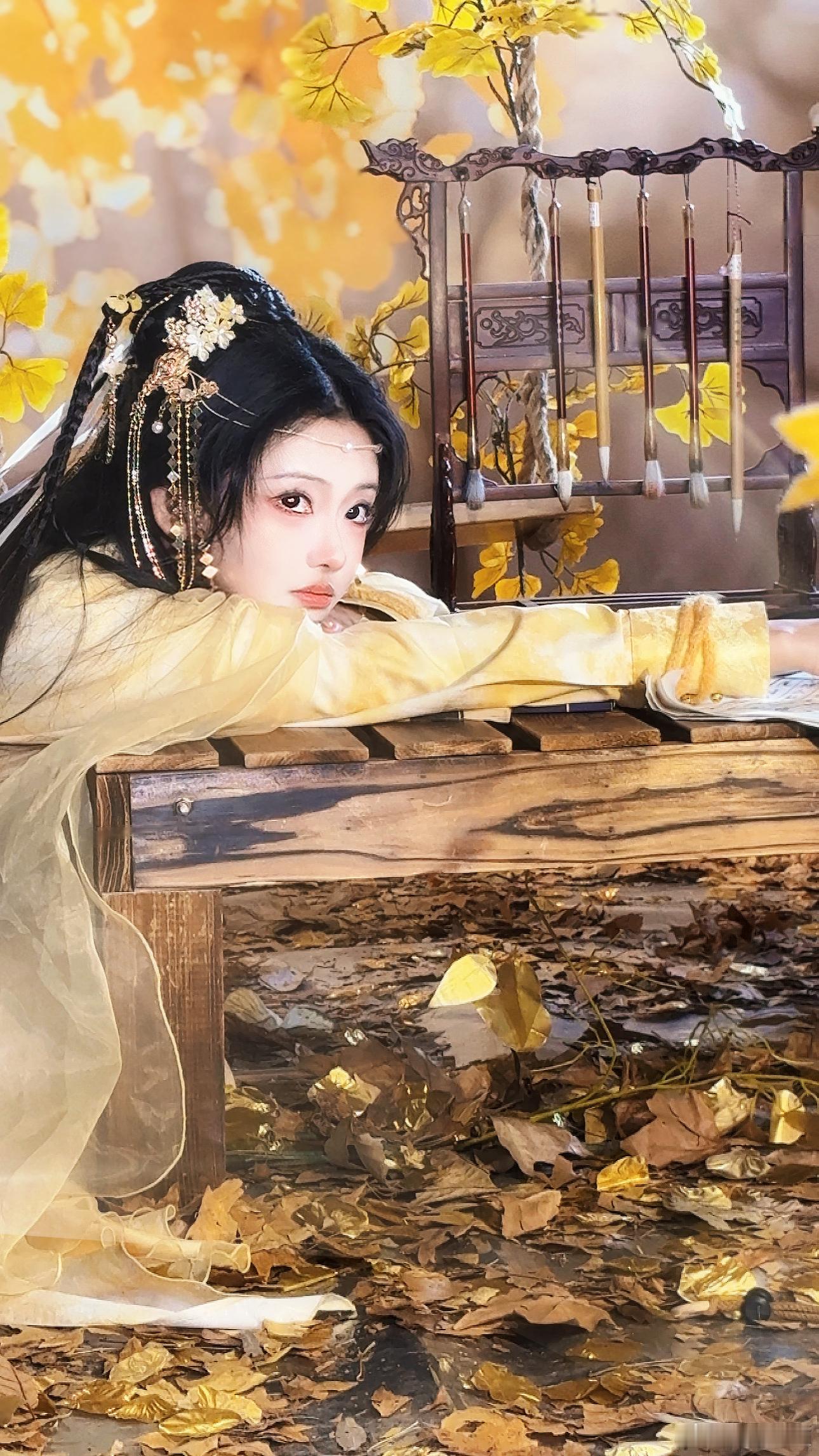 汉服[超话]   一组迟到的跨年花絮，错过了银杏季开始在室内无中生有一些陆庄银杏