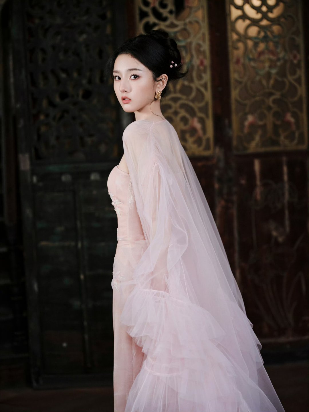 粉色饱和度刚刚好，不会过于艳丽，刺绣的针脚细密，图案富有层次感，从领口到裙摆的延