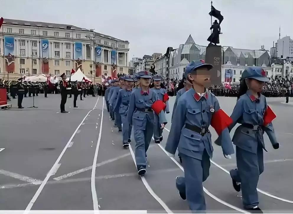 中国某地一年级小学生参加了海参崴的“胜利的重孙辈”儿童阅兵式。除了中国，老挝也有