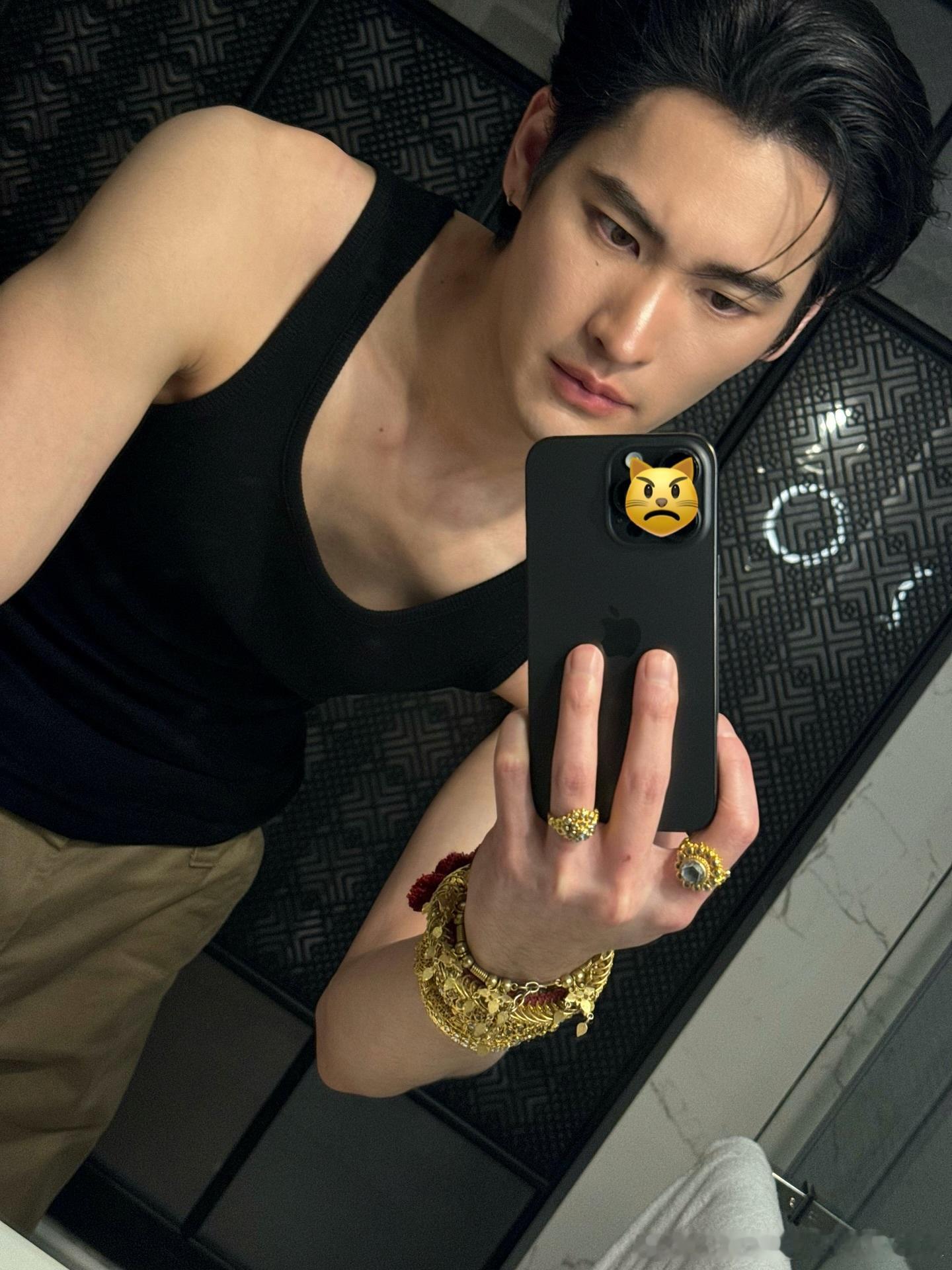 让我们感谢这位男菩萨[老师好][老师好][老师好] ​​​