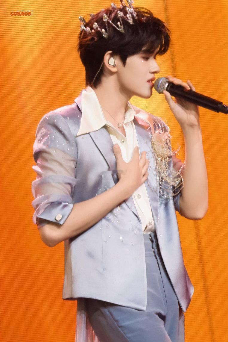 张极solo舞台到时说爱我 被张极这首到时说爱我唱哭了，不是那种撕心裂肺的唱法，