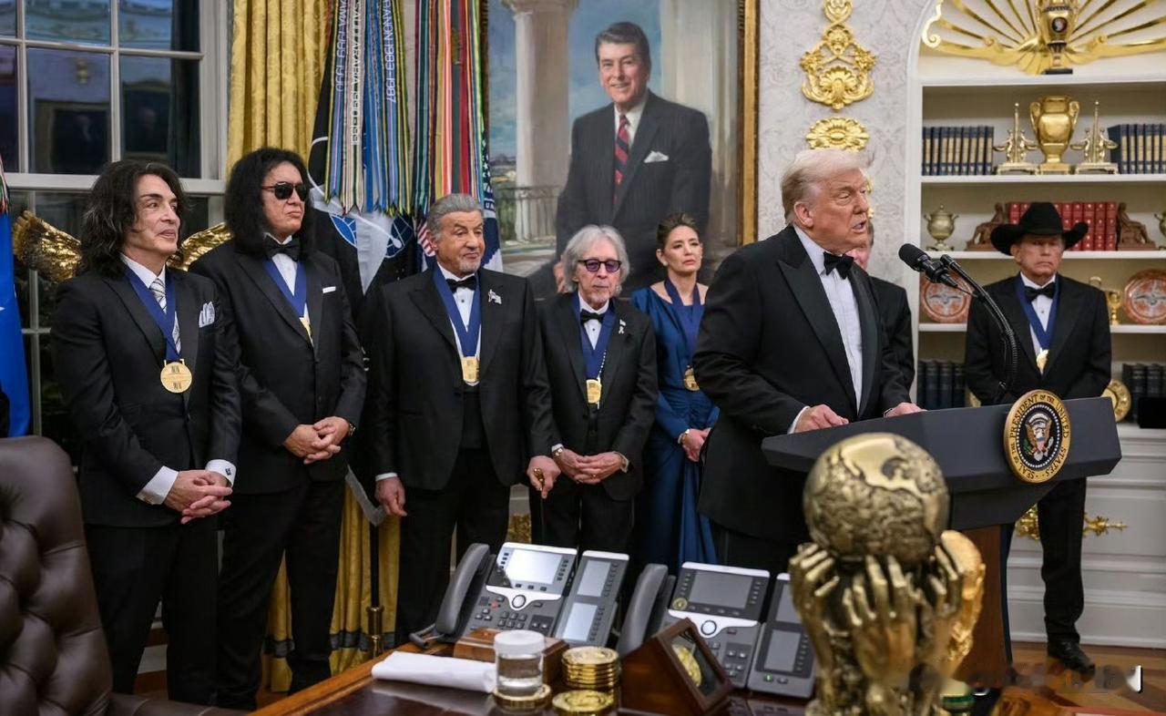 【黄金时代】川普向2025年肯尼迪中心荣誉奖获得者颁发奖章。

国际足联大力神杯