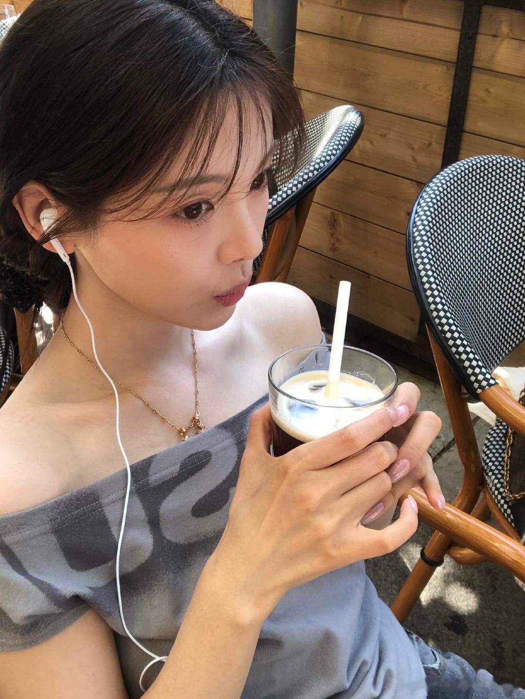 杨超越杨超越烫手的美貌杨超越用餐刀给自己打光杨超越自己化妆自己弄头发 杨超越这是