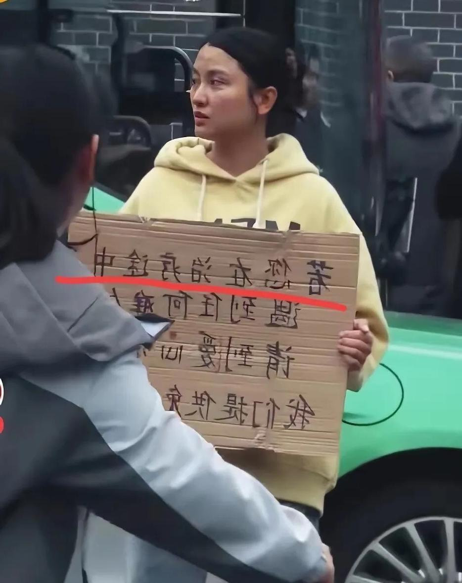 说实话，在如今这个出门连老太太摔倒都要犹豫三秒的年代，成都华西医院门口的这一幕，