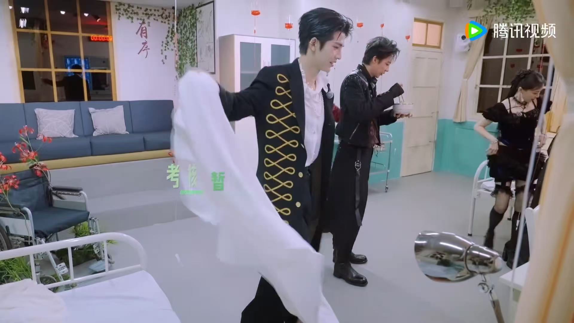 章若楠金靖看到刘宇宁张凌赫吃面的反应刘宇宁张凌赫把道具吃了开始推理吧面对桌上的凉