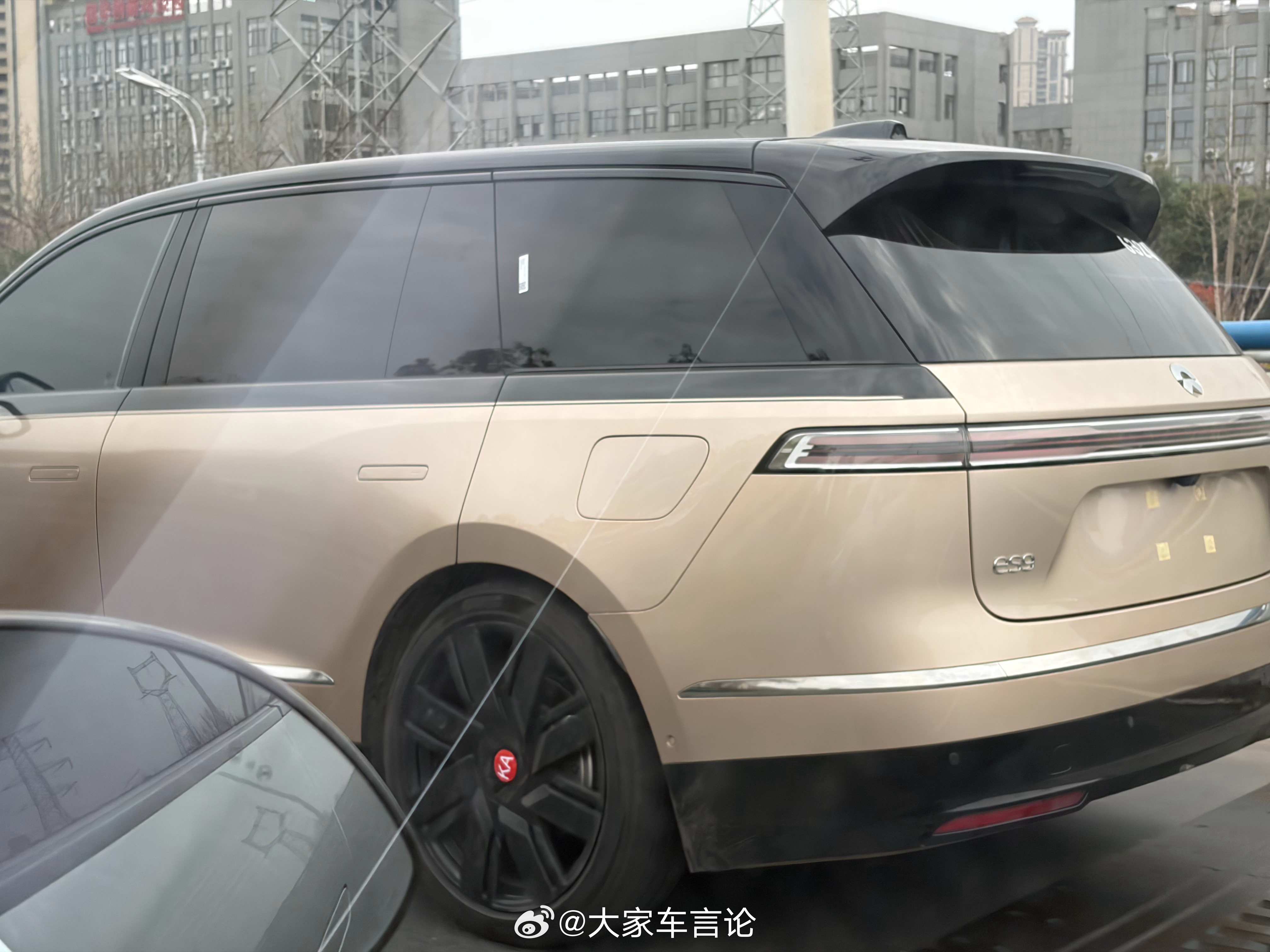 厉害的网友路遇金色ES9了，这是地平线版本？ 