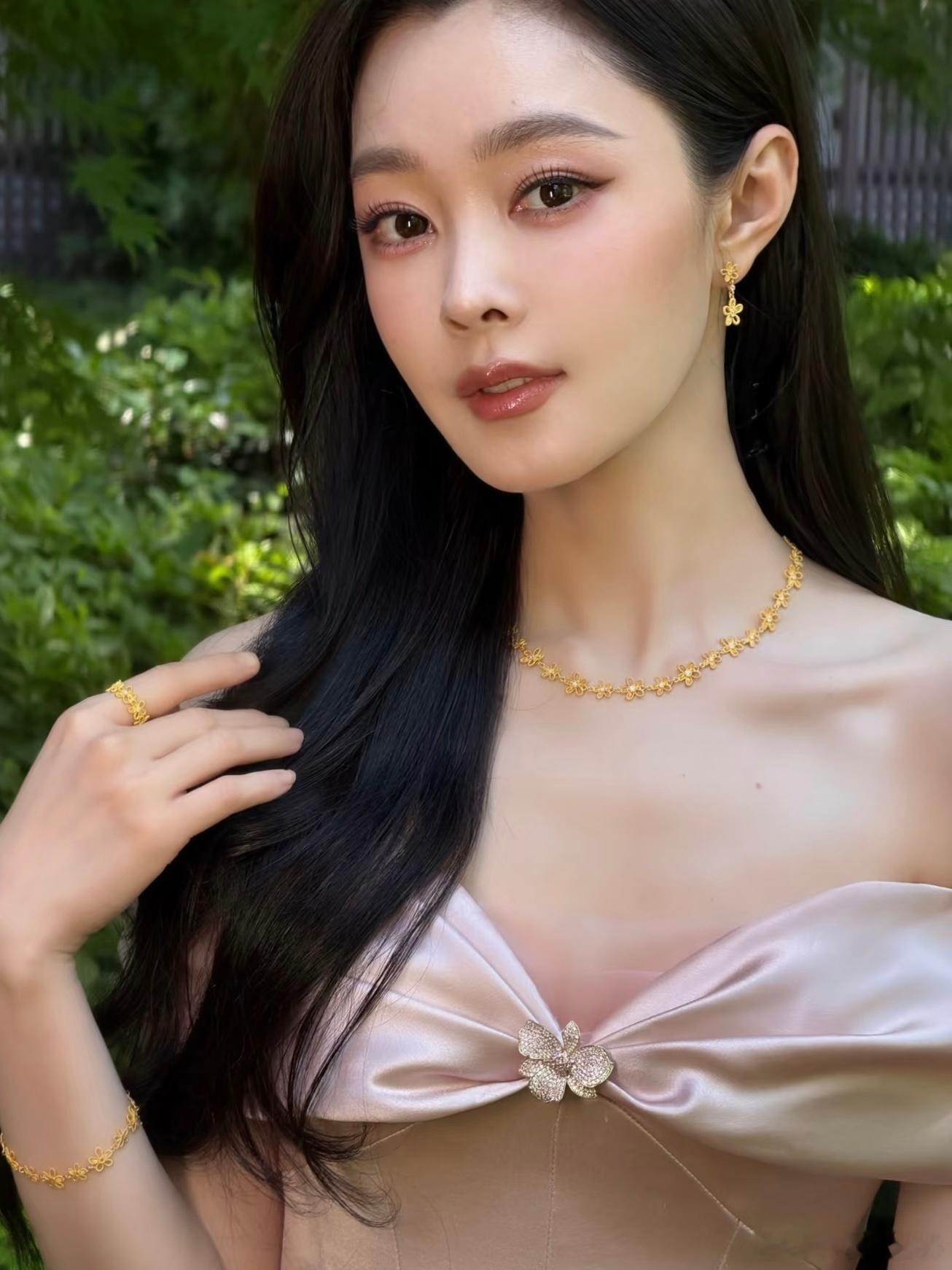 宋轶粉色纱裙造型 终于看到有人把粉色穿出“去油式”的高级哑光感了！当全网都在追求