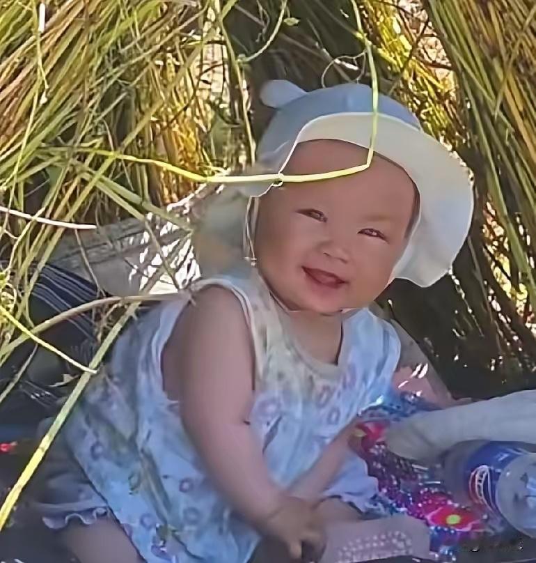 凉山7个月宝宝田间陪妈妈干活，一笑治愈无数人：生活虽苦，有你就甜

真的被凉山这