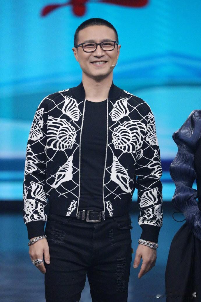 汪峰才是恋爱脑吧？

至今还记得他演唱会上深情表白章子怡的画面，还为章子怡写了首