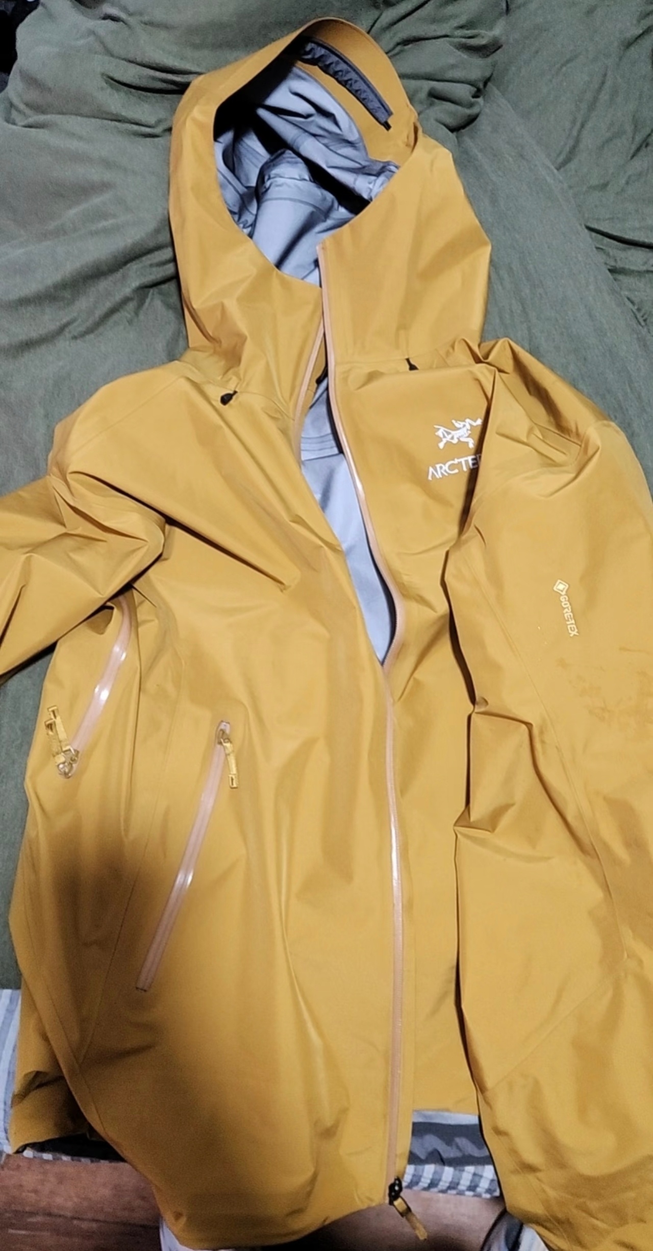 4500元冲锋衣被湿巾擦坏仅赔278元我没有穿过始祖鸟的冲锋衣，不知道到底如何，