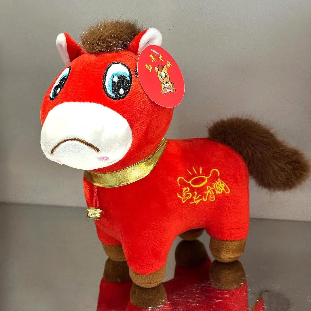 义乌产的哭哭马火了！
原本想买马到成功，
结果买到了“打工牛马”，
原来是嘴巴缝