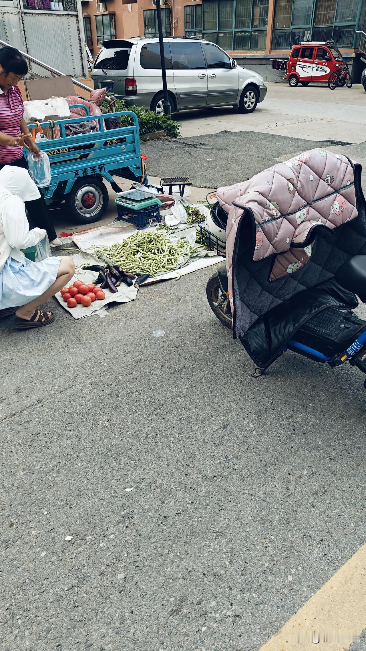 还是还建社区的生活方便呀，小区里面就是集市！抛开房价来说，真不知道住商品房哪来的