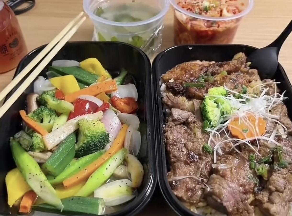 好吧，下次白鹿的这个闺蜜可以多拍点，
我感觉白鹿这汉堡嚼的都晕碳了，
下次可以先