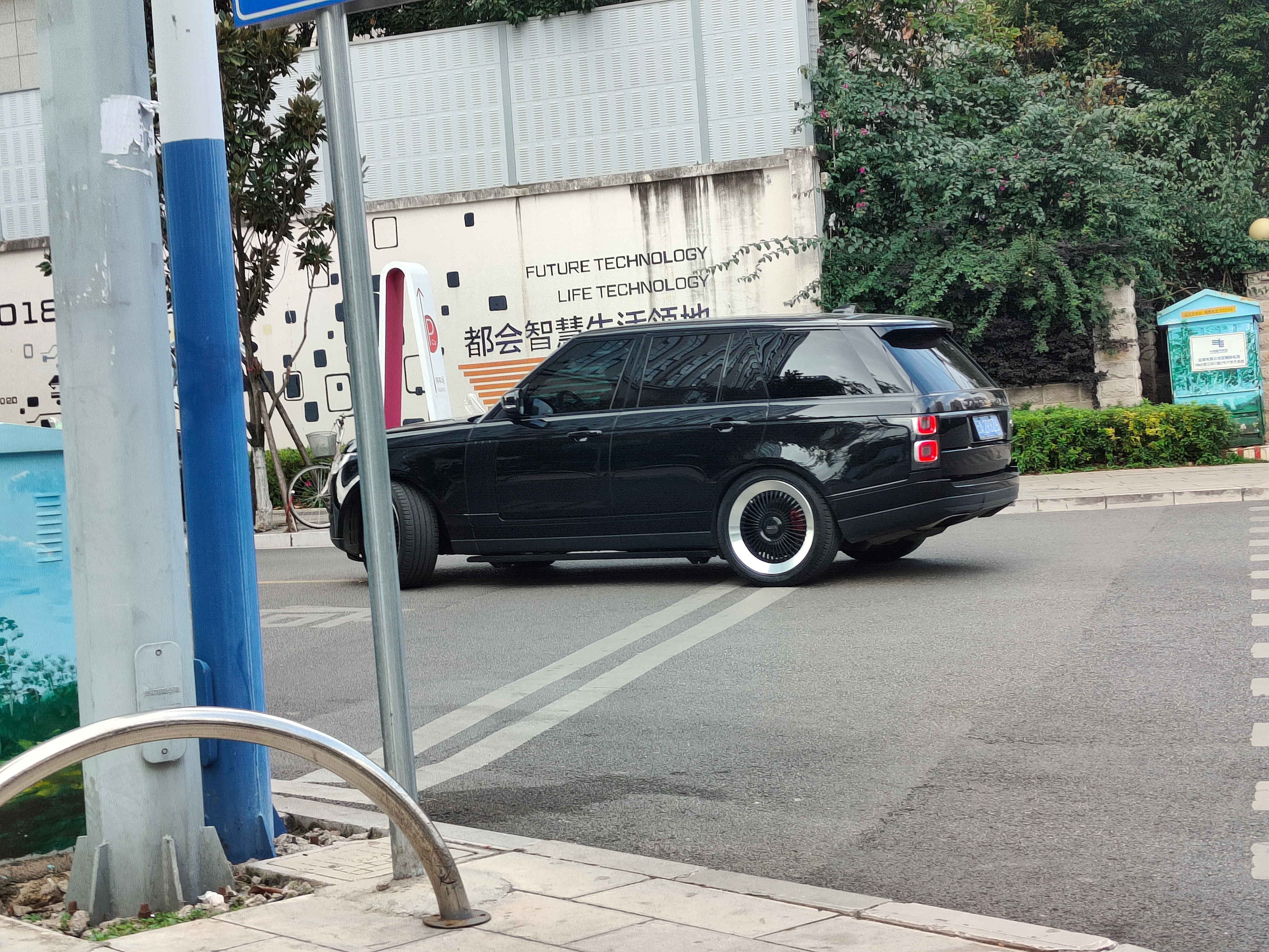 这么高级的车，非要微操成我们云南经典审美，还不如后三张便宜车看着舒心[赞][二哈