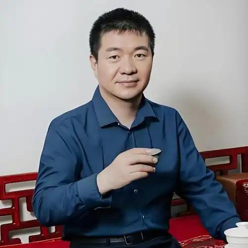 朱国勇二十出头那年，没什么背景，也没什么人脉，和合伙人凑了十万块钱，在大庆做起了