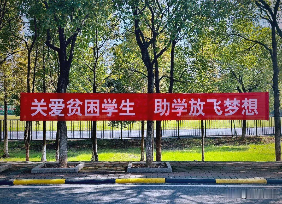 大学拿助学金的贫困生，一天喝一杯咖啡，行不行？

这几天，有一则新闻，是一名大学