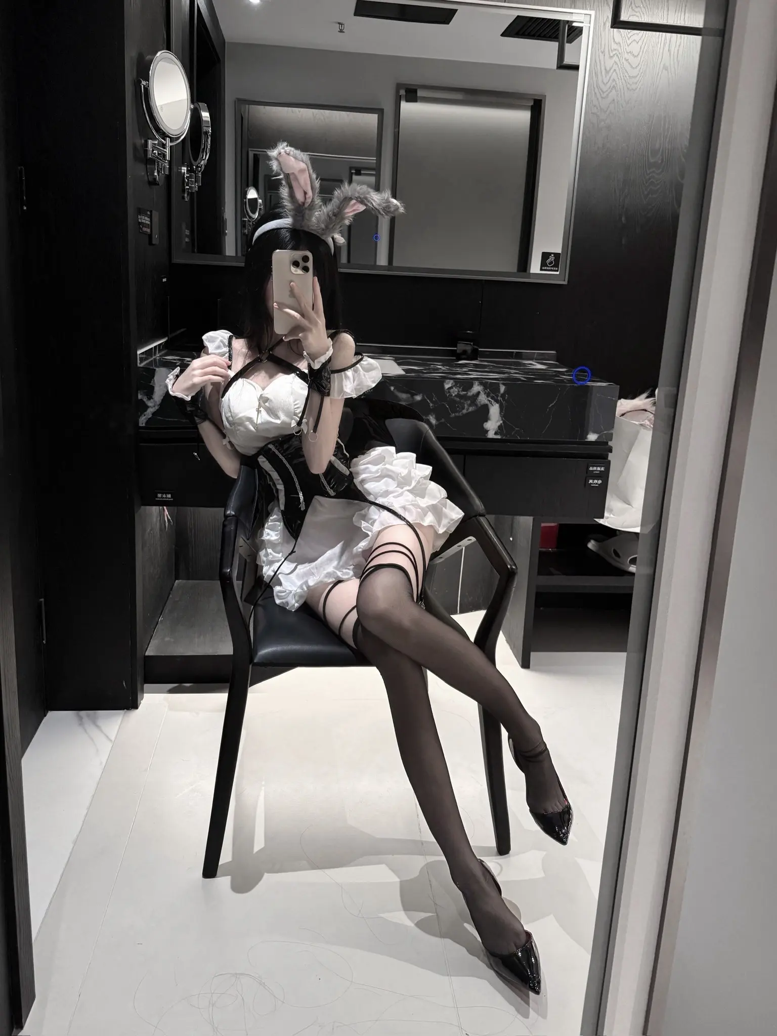 我们似乎也没有什么天大的矛盾 只是滞留在了某个夜晚 从此再没能参与对方的日日夜夜