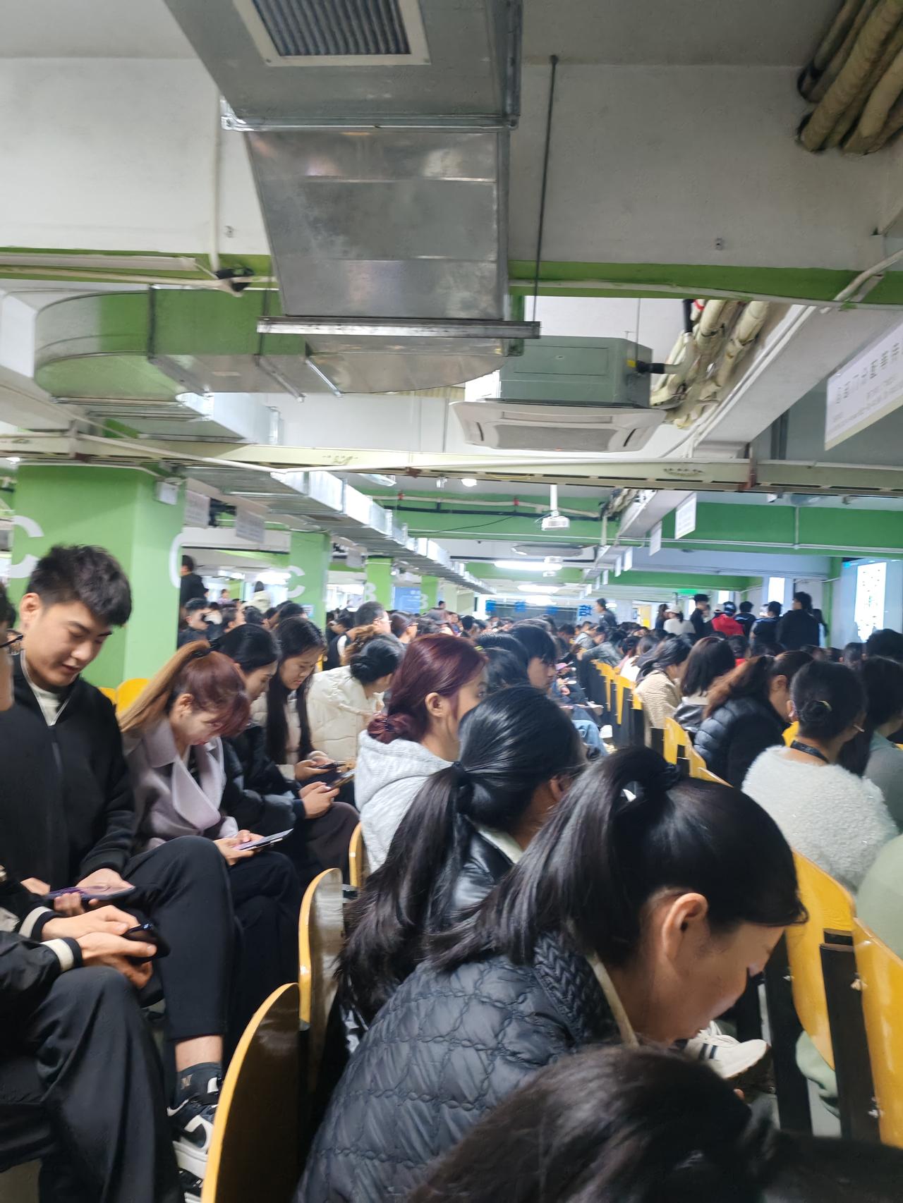 看看招聘的人多不多！



这只是一小部分，三分之二没有拍出来的，希望好运吧！