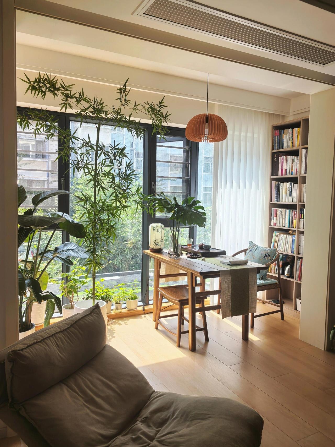 人间清欢
 
把房间收拾整齐，也把自己打理清爽。
读几页闲书，走一段慢路，
不慌