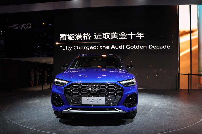 此次2021上海车展发布了中期改款的Q5L，它和海外版的外观设计几乎一致，前脸进