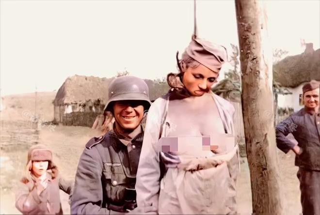 1942年，苏联，纳粹德国士兵正在对一名苏联女兵实施绞刑，并极具羞辱性地扒下了她
