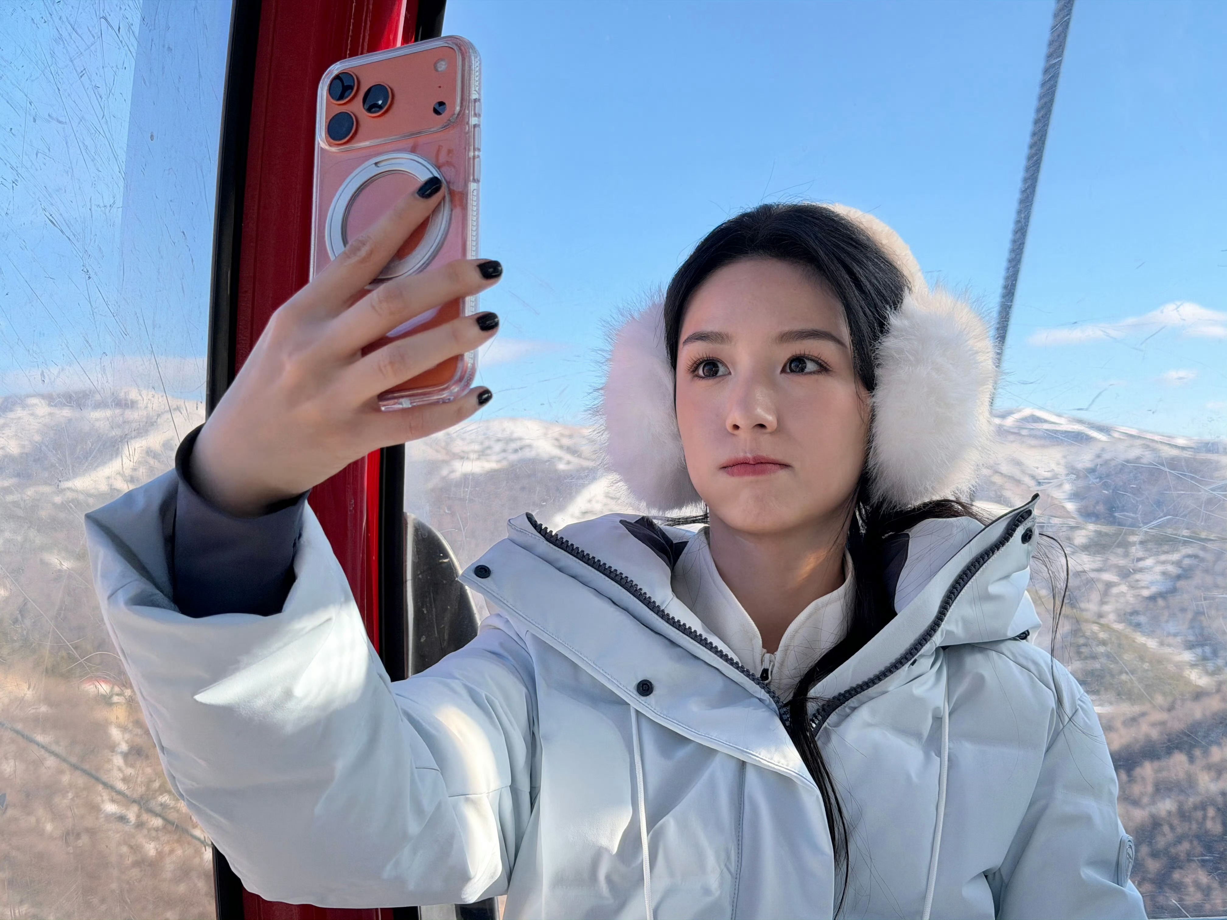 这个在雪场拍摄玩耍的周也美！萌！糯米团子一般的存在