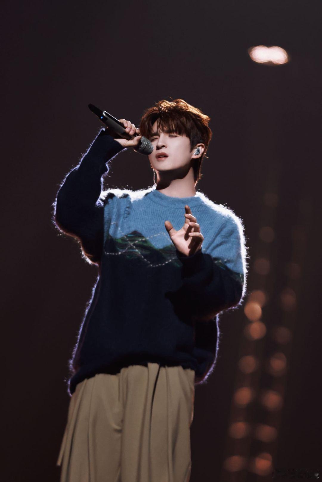 张远路过人间rap词好痛披荆斩棘总决赛张远唱《路过人间》，一开口就把人拉进情绪里