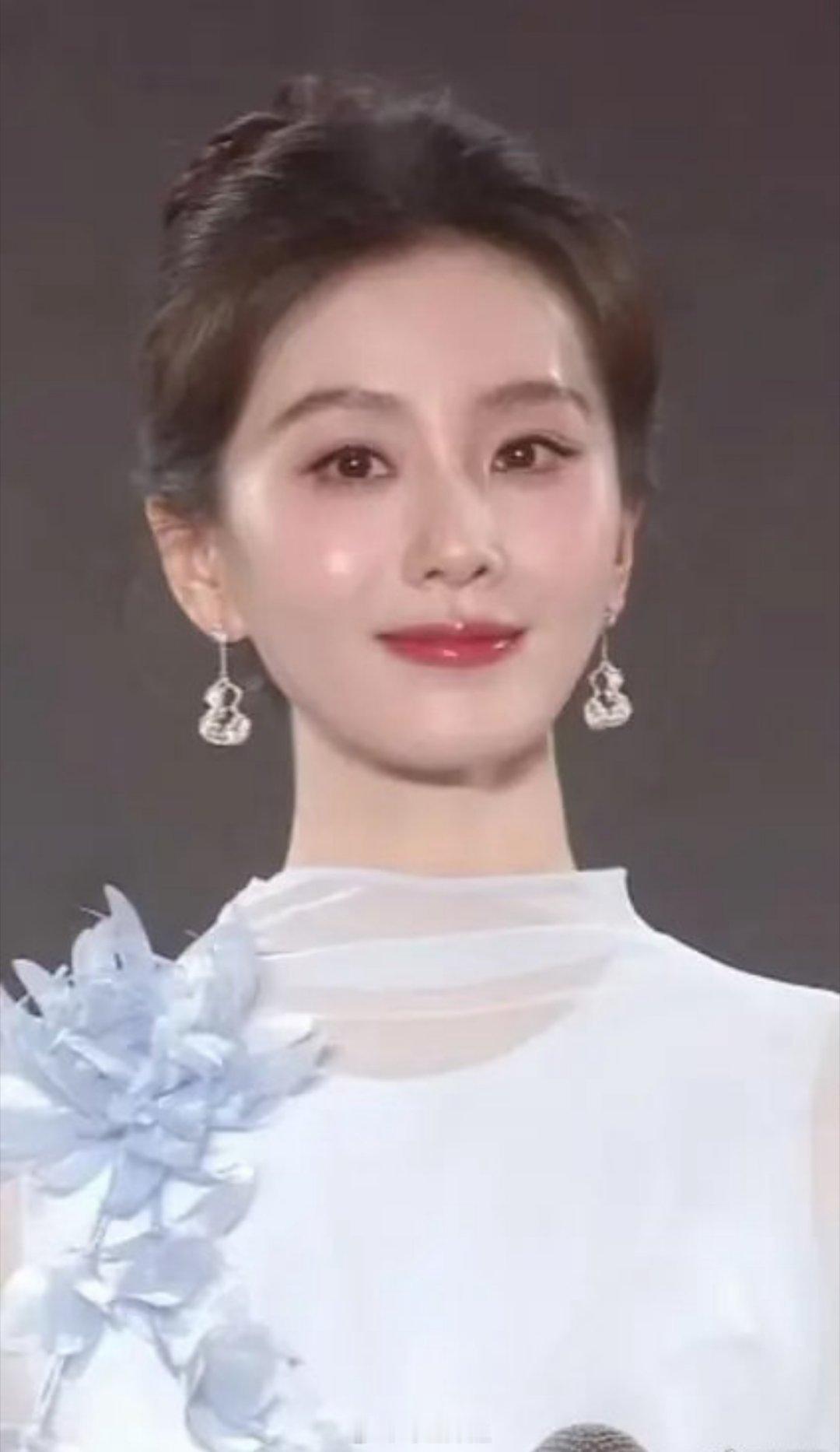 哇哦，一起来看看刘诗诗的活动生图，真的看不出来刘诗诗已经是一位宝妈了，这状态是真