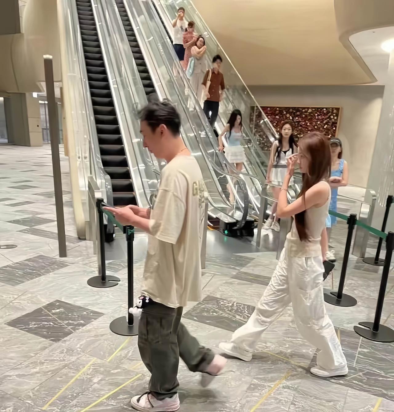 王思聪带着懒懒逛商场的画面，“王校长”边走边玩手机，而懒懒在后面乖乖的跟着，怪讨