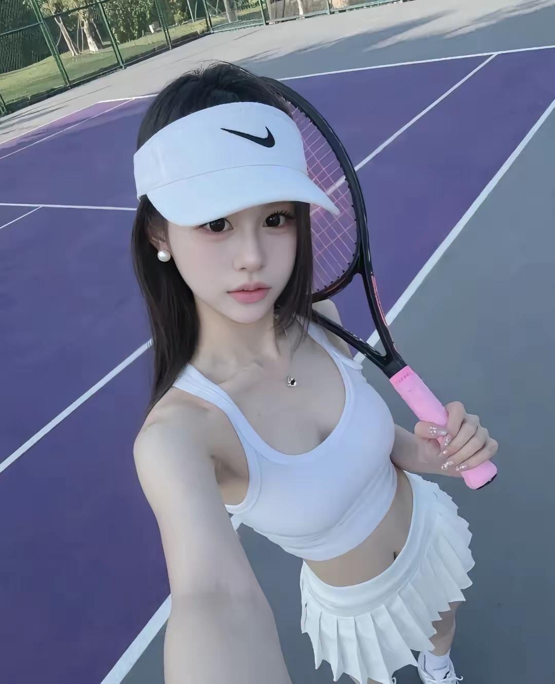 甜妹也太亮眼了，长相清甜灵动，一身白运动装又元气又清爽，少女感直接拉满！
运动系