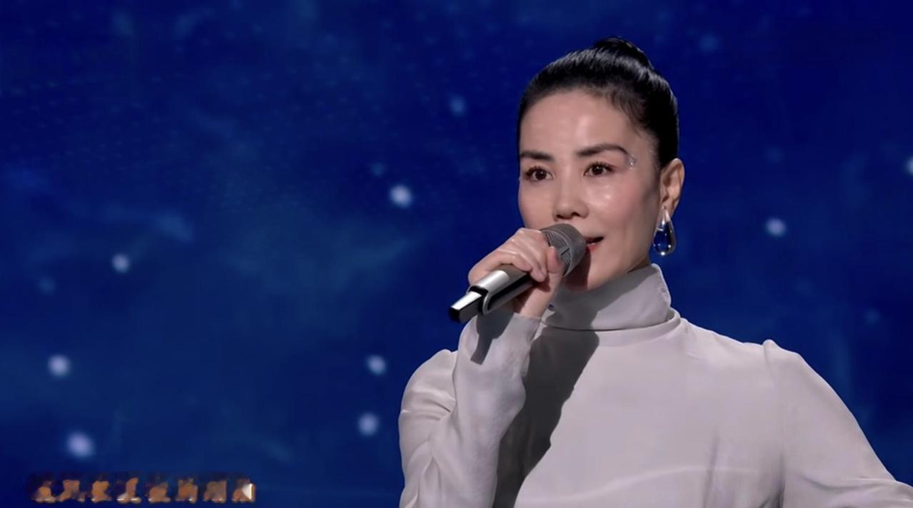 央视马年春晚歌舞类收视排行榜出炉啦！

首先是国民组合凤凰传奇，一张嘴就是年味。