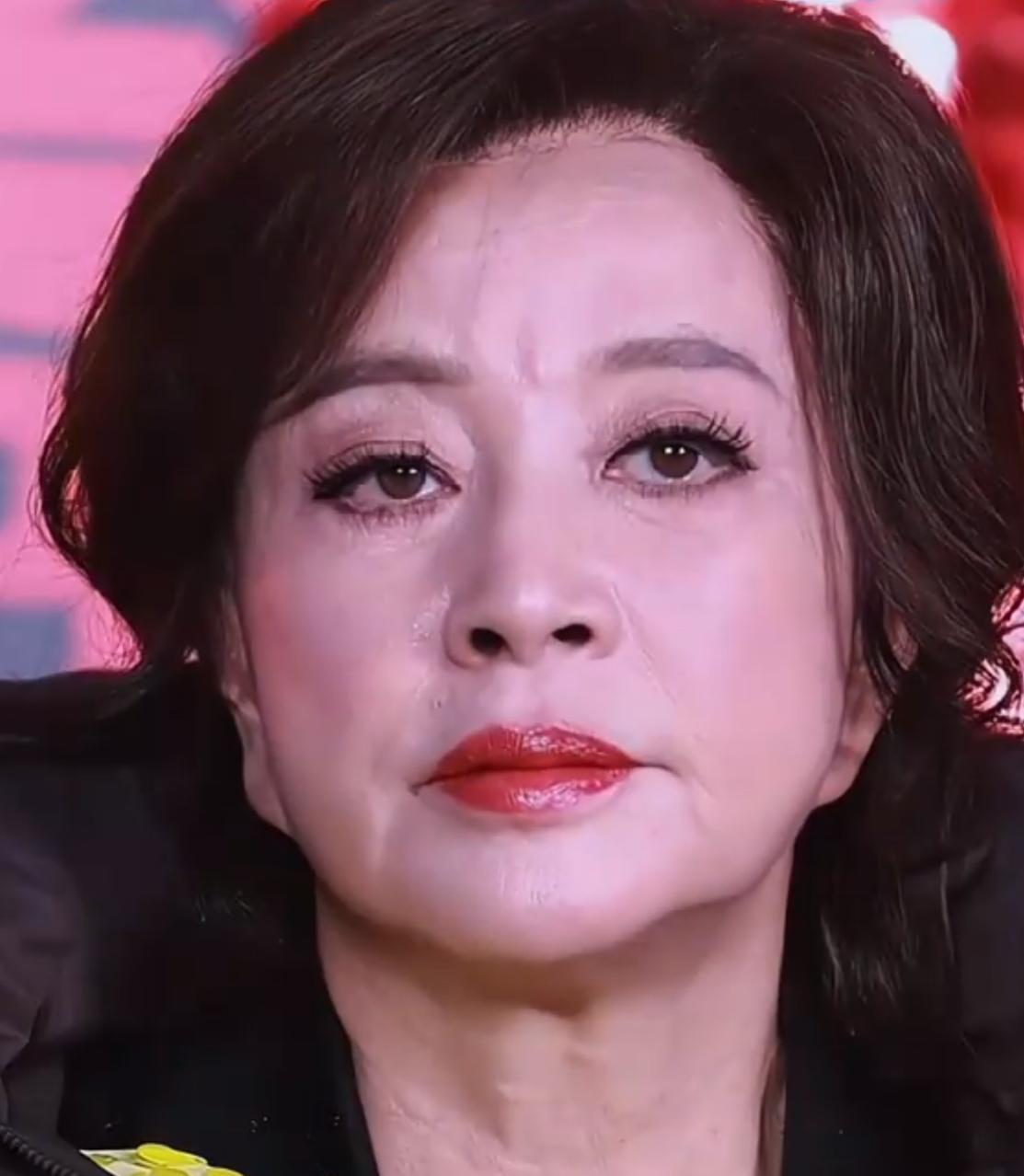 刘晓庆的眼神，这次彻底藏不住了。
在重庆街头，她簪着花，身段窈窕，笑容完美。