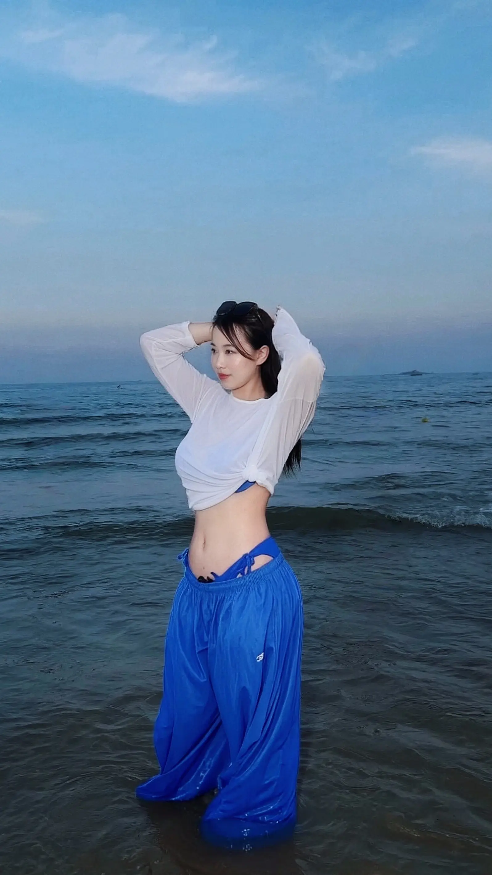 人海往来，有人带来无尽深渊，耗尽你的光亮；有人携温柔烟火，点亮你灰暗岁...