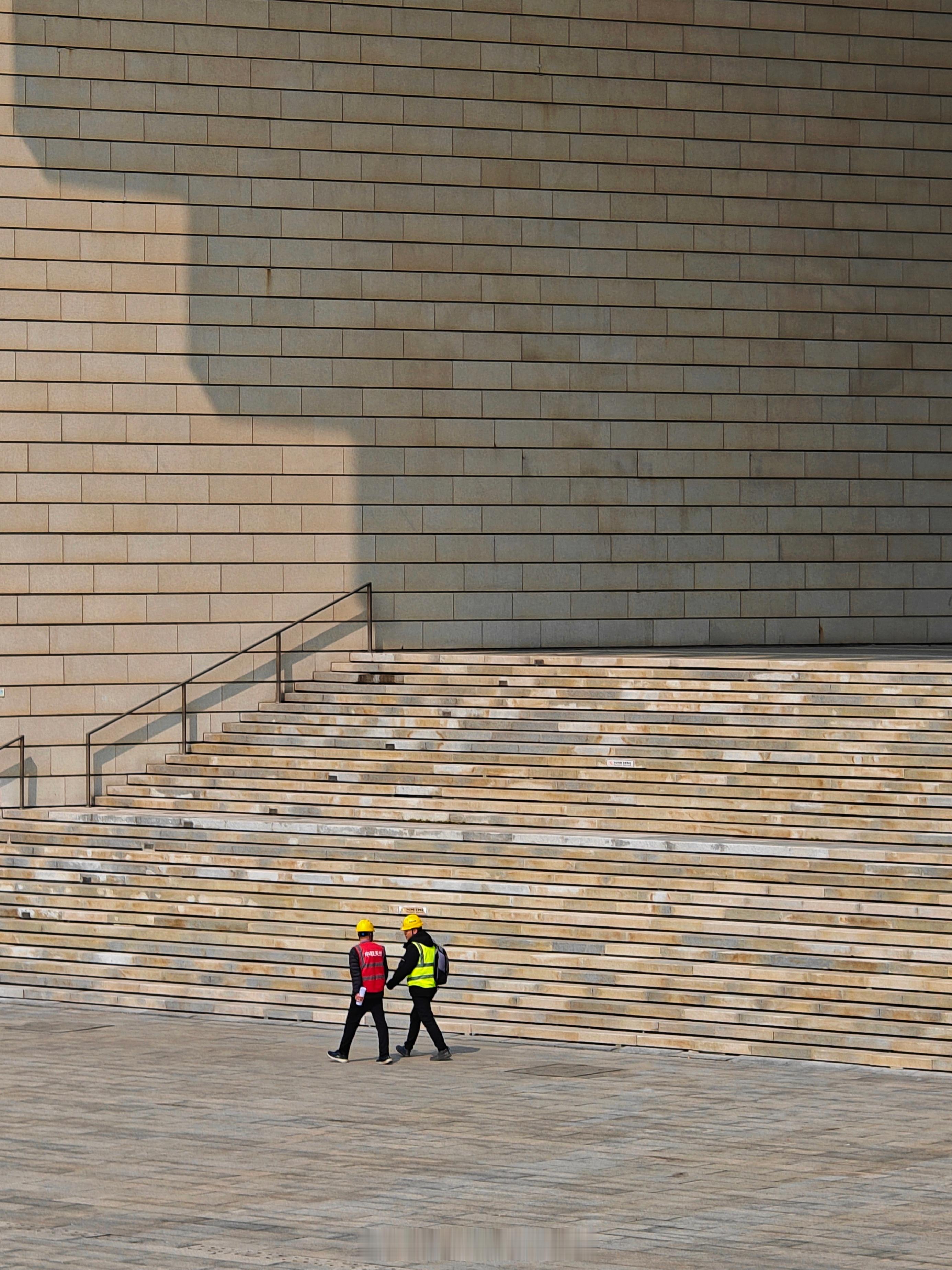 “齿轮人”｜#旅途光影#工人在高大宏伟的建筑面前显得很渺小，他们的工作看起来微不