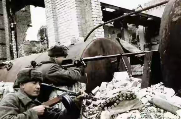 德国在一战和二战中，两次重创俄国（苏联），几乎耗尽了其扩张的底气与人口根基，打乱