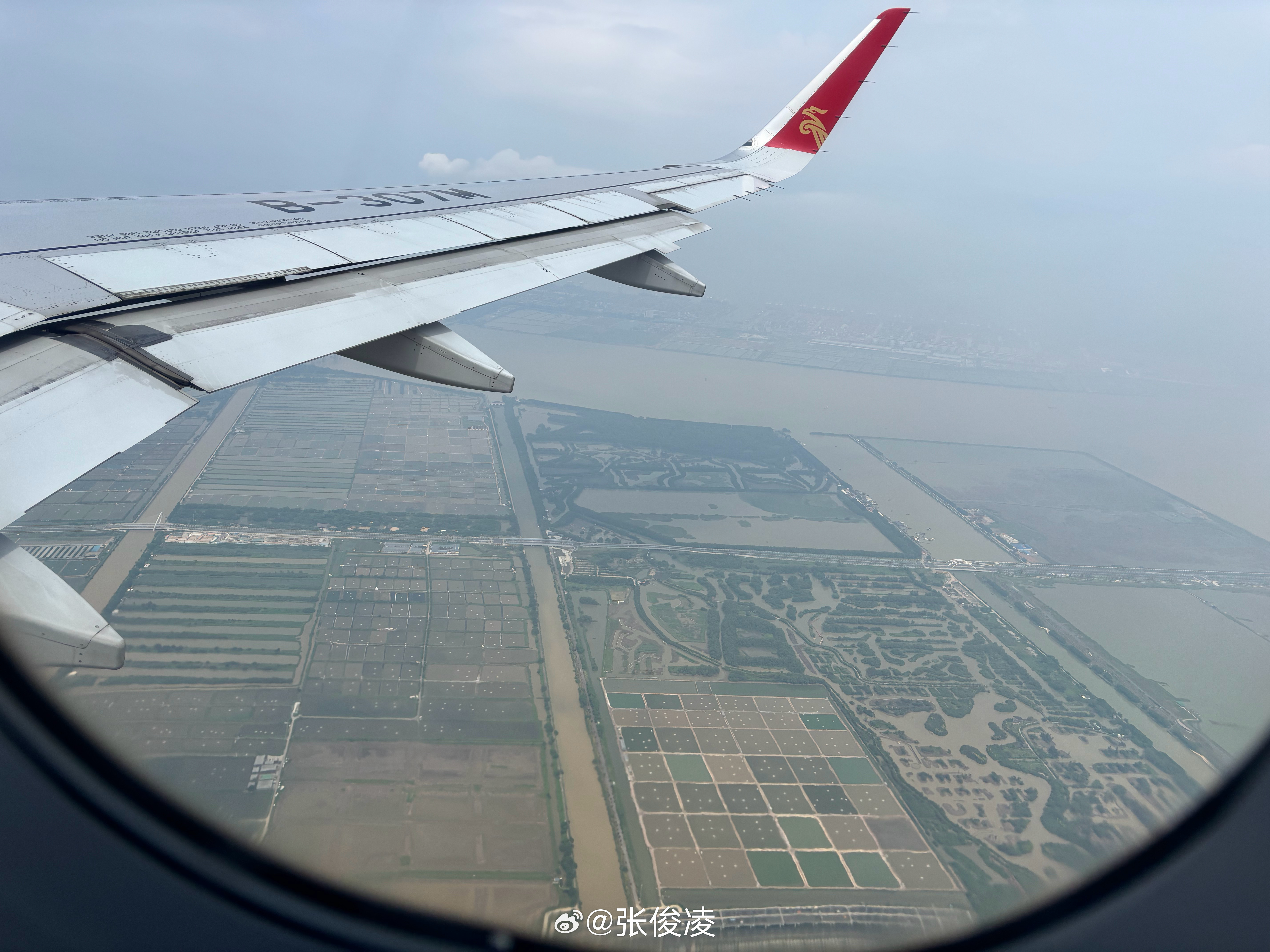 在飞机上盘旋了20几分钟快吐了已经  ​​​