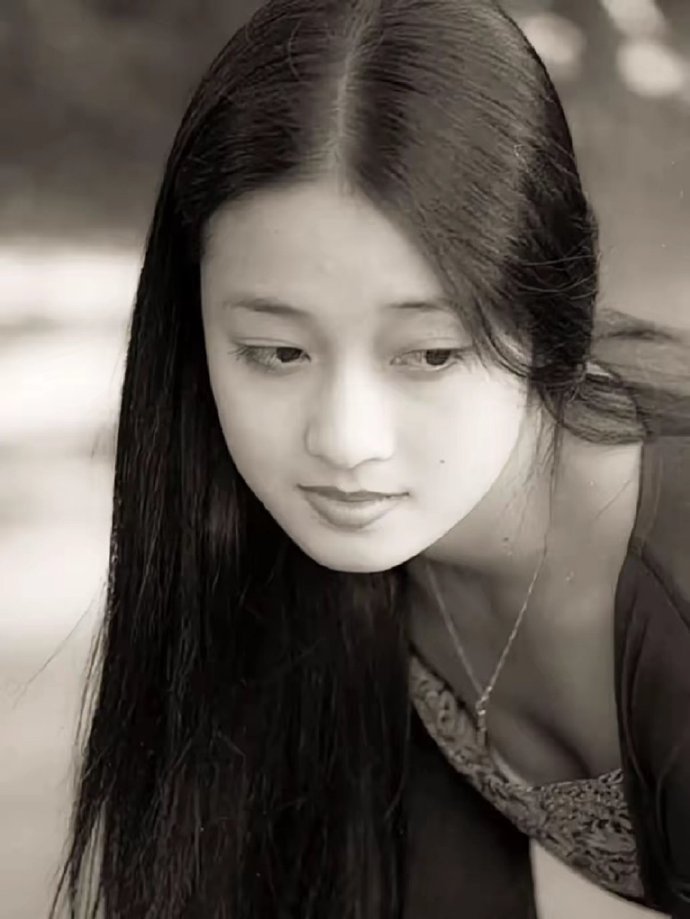 马伊琍18岁旧照，满脸的胶元蛋白很饱满，和现在区别很大，果然女人都是18岁最美 