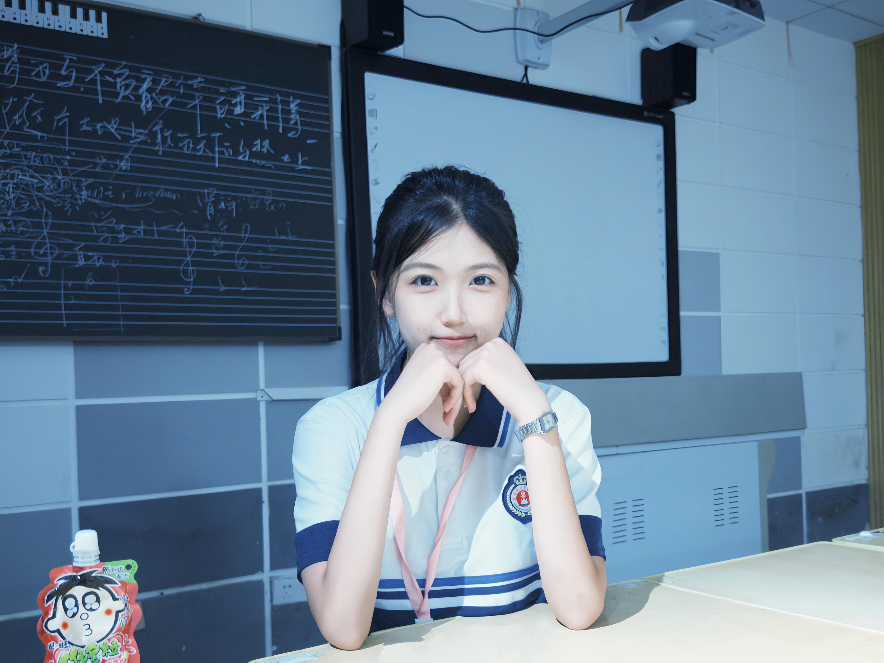 没有你的校园 我的刘海可以撩到耳后。