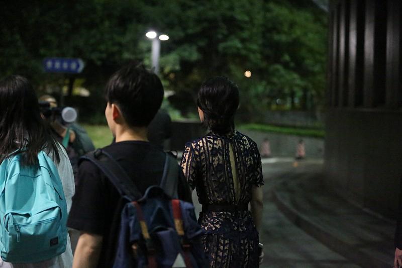 上周九点多绕着家附近的滨江步道夜走，路灯隔几十米才有一盏，树影晃得路面一块亮一块
