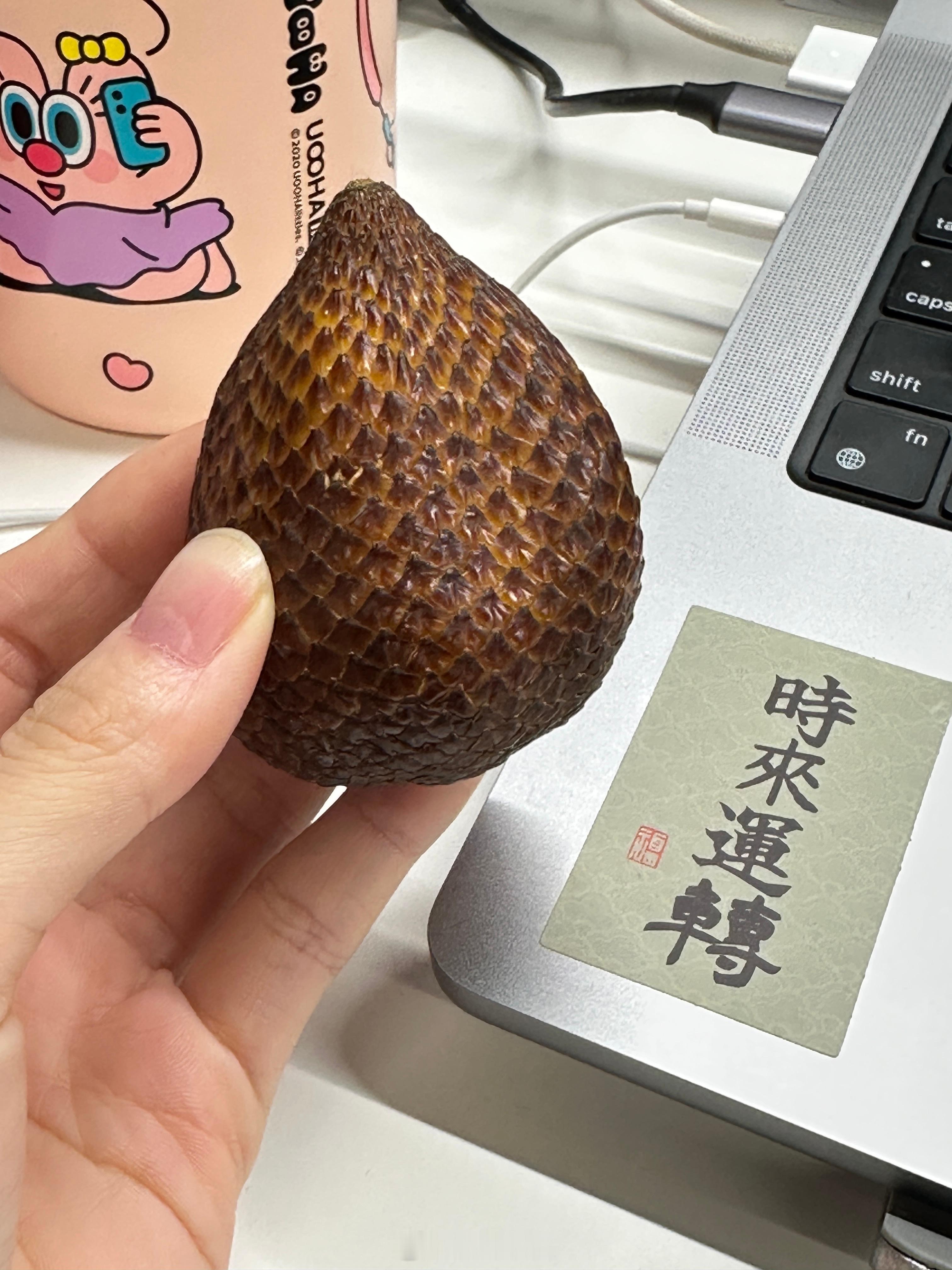 有小伙伴吃过蛇皮果吗？我们工作室有一半小伙伴吃着觉得有一股臭脚丫子味，一半觉得是