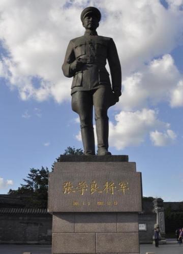 *张学良放到现在相当于什么级别？说实话，用现代官职去套他，根本套不上——因为他的