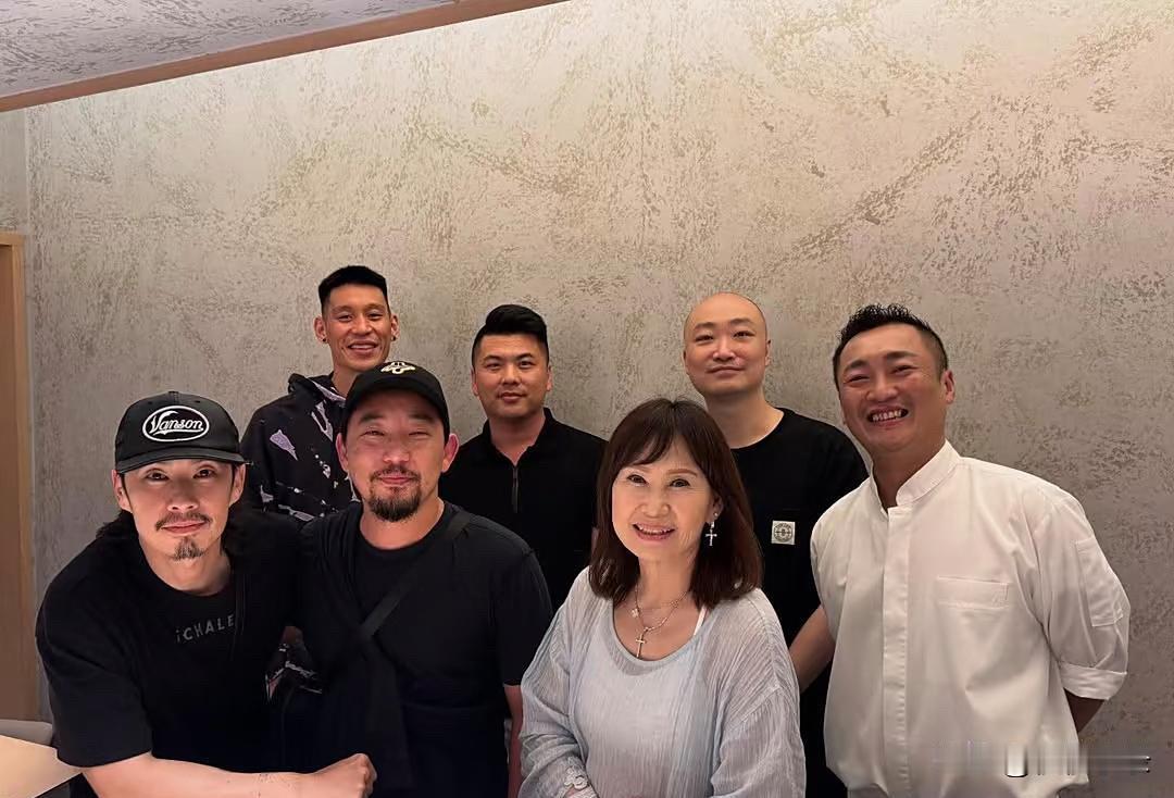 吴建豪和朋友在家里聚餐，70岁妈妈罕见露面，母子俩骨相都很抗老！当天吴建豪的穿衣