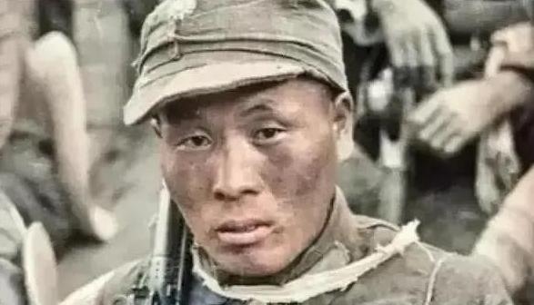 1945年5月，一名机枪手为了躲避日军，选择绕上山路前进，没想到意外发现100多